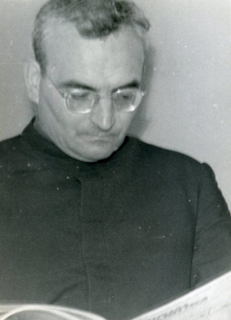 Don Antonio Brandi intento nella lettura