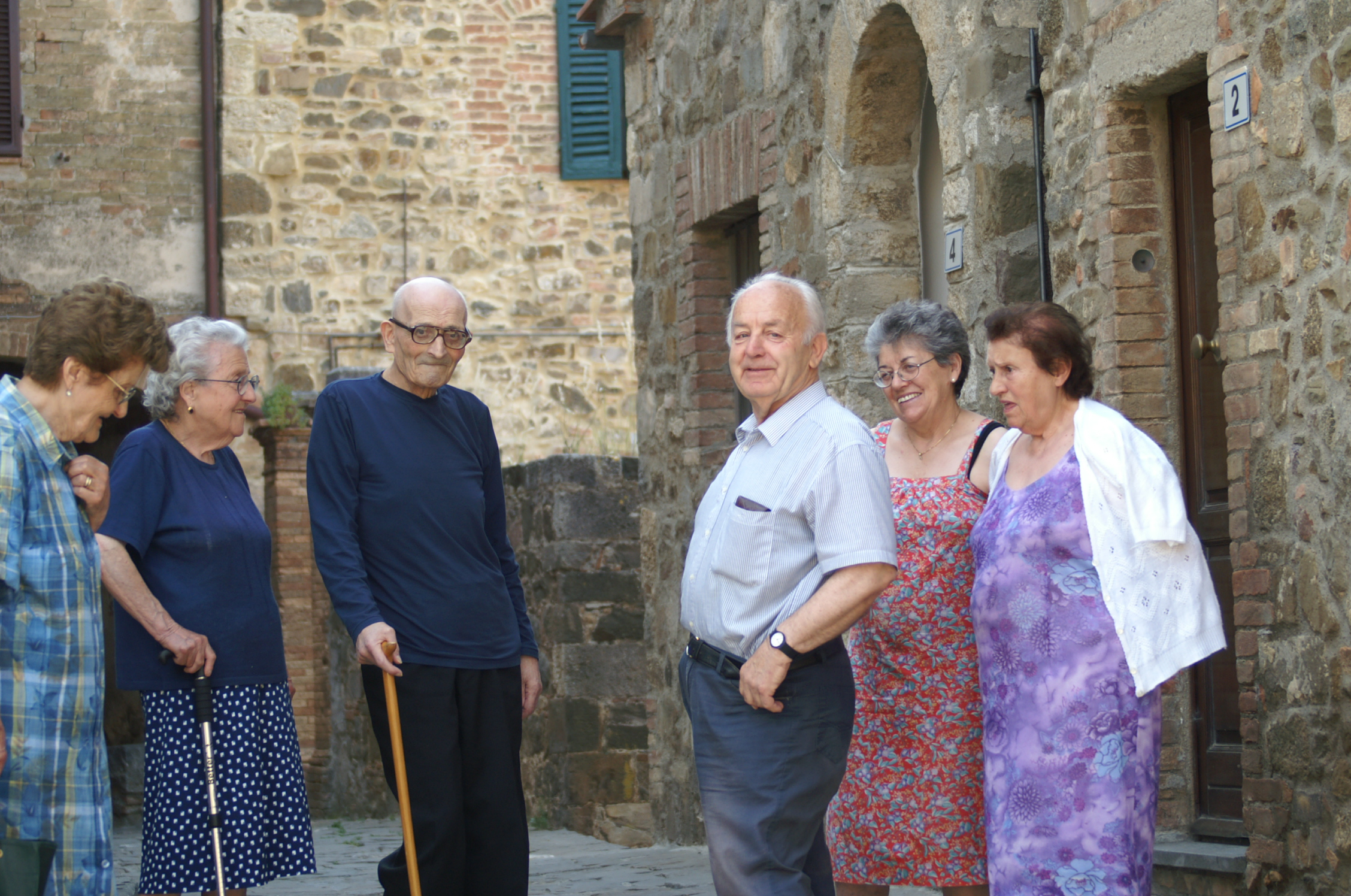 Don Brandi con i suoi parrocchiani a Sant'Angelo in Colle (II)